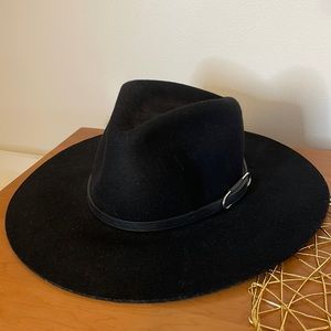 Black flat brim belt hat